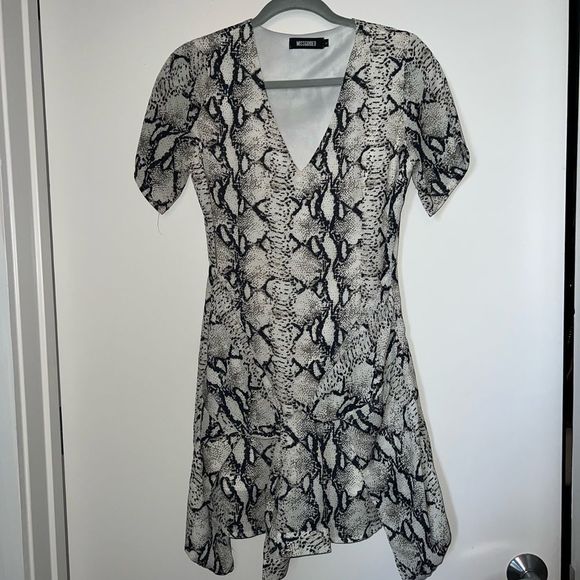 Misguided Black and White Snakeprint Mini Dress Size 8 - Picture 4 of 9